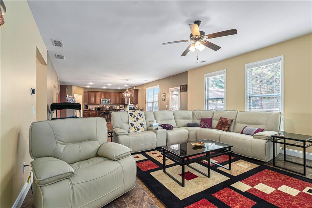 3798 Broadleaf Walk, Snellville, Georgia image 13