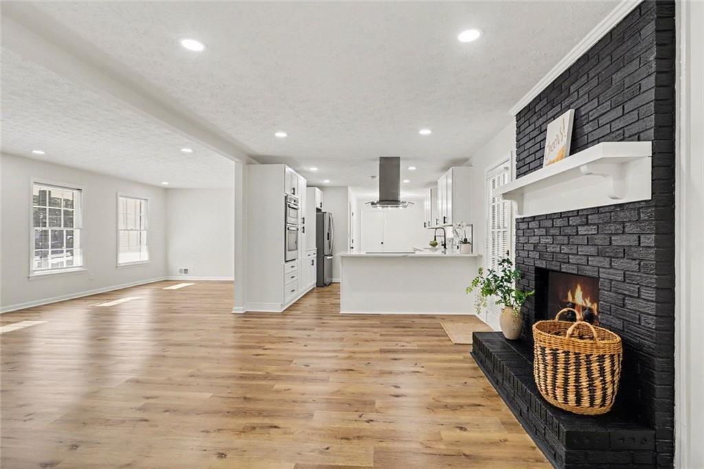 2142 Colonial Oak Way SW