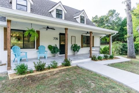 A home in Dacula