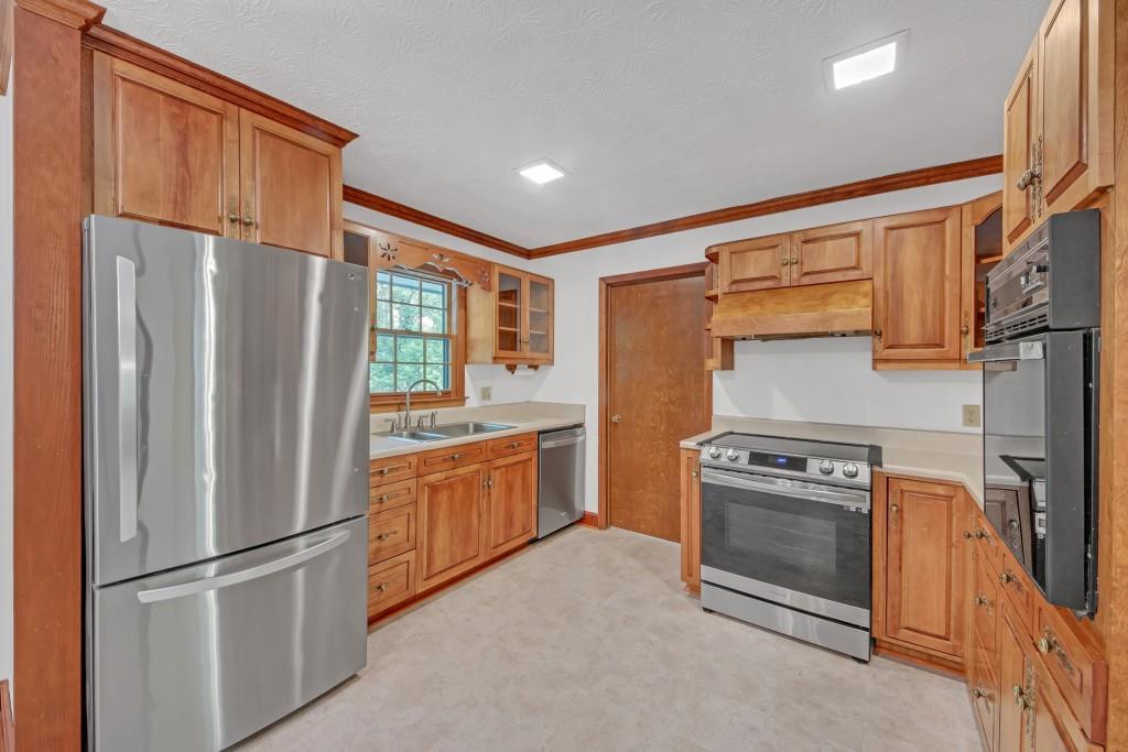 4856 Rock Haven Drive, Lilburn, Georgia image 10