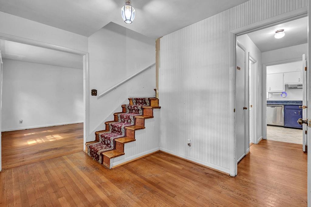 2452 King Arthur Circle NE