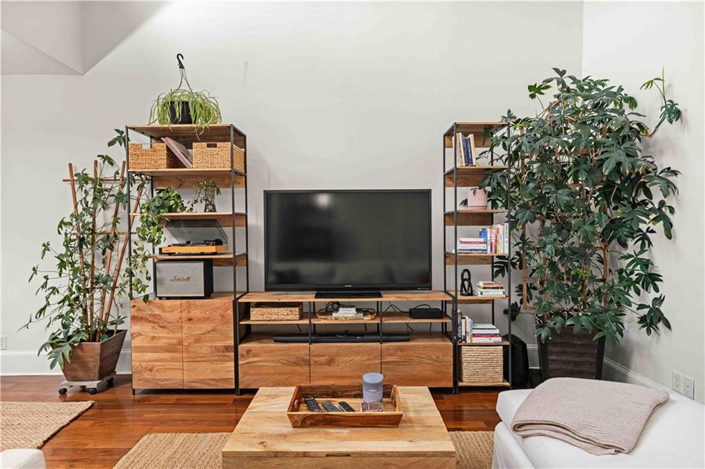 1884 Gordon Manor NE