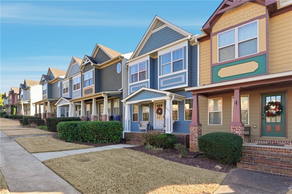 411 Royal Crescent Lane E