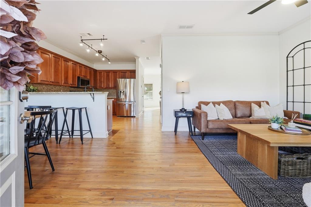 411 Royal Crescent Lane E