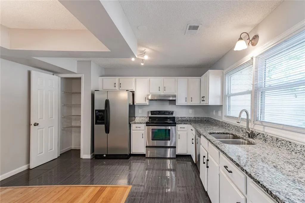 Roswell, Georgia 30076, United States, 2 Bedrooms Bedrooms, ,3 BathroomsBathrooms,Residential,Active,224426