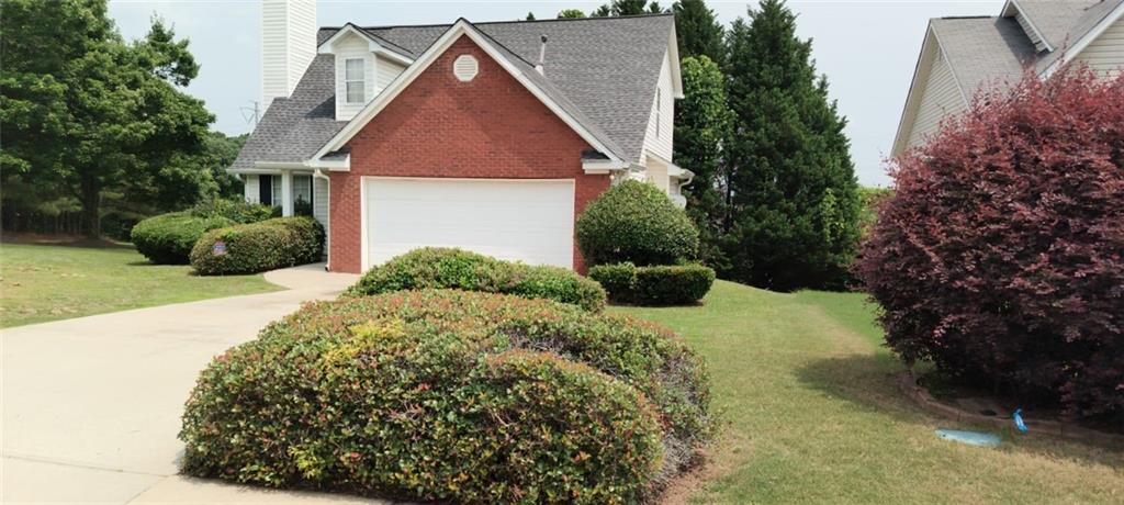 SPACIOUS CORNER LOT HOME IN ESTABLISHED SWIM TENNIS COMMUNITY. MINUTES FROM SHOPPING, ENTERTAINMENT AND MAJOR HIGHWAY ACCESS