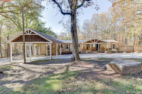 A home in Hoschton