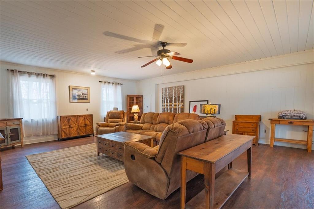 240 Sunrise Circle SE