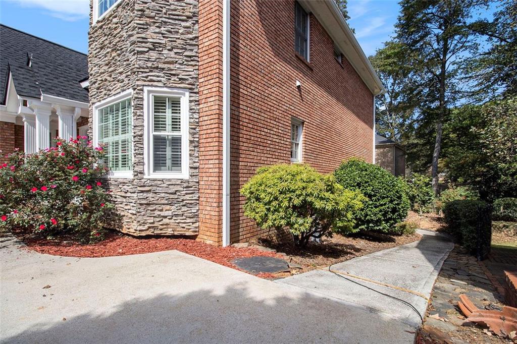2520 SUMMEROAK Drive