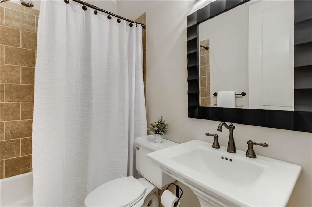 Brookhaven, Georgia 30319, United States, 6 Bedrooms Bedrooms, ,6 BathroomsBathrooms,Residential,Active,81742