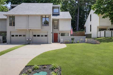 Townhouse For Sale - 1032 Creatwood Circle<br/> Smyrna, GA 30080