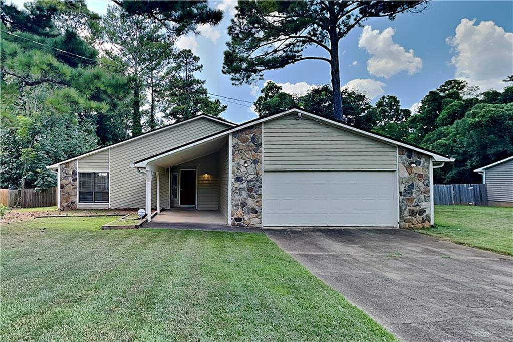 Charming 3 bed, 2 bath, 1,898 sqft home in Marietta! Open kitchen concept with updated counters and a spacious living room. Primary suite with attached bathroom. Spacious backyard, great for gatherings! Pets accepted on a case by case basis. Additional admin fees apply. The Fireplace is decorative. Schedule your showing today! This home is as-is.
LEASE TERM: 1-2years
This home may be located within a Homeowners Association (HOA) community. If so, residents will be responsible for adhering to all HOA rules and regulations. Please contact your agent or landlord's agent for more information.
DISCLAIMER: Cobb County has certain restrictions on the number and relationship of occupants living in single family homes. All prospective tenants represent that they have reviewed, understand and shall comply with such restrictions.