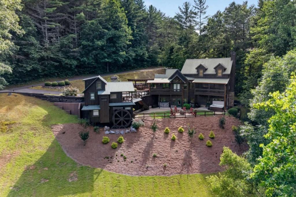 24 Twin Lakes Road