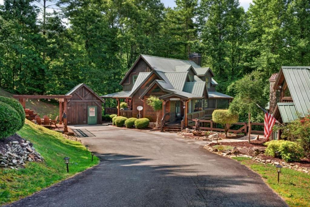 24 Twin Lakes Road