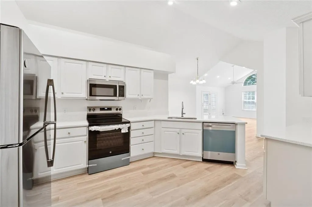 Alpharetta, Georgia 30022, United States, 3 Bedrooms Bedrooms, ,2 BathroomsBathrooms,Residential,Pending,180497