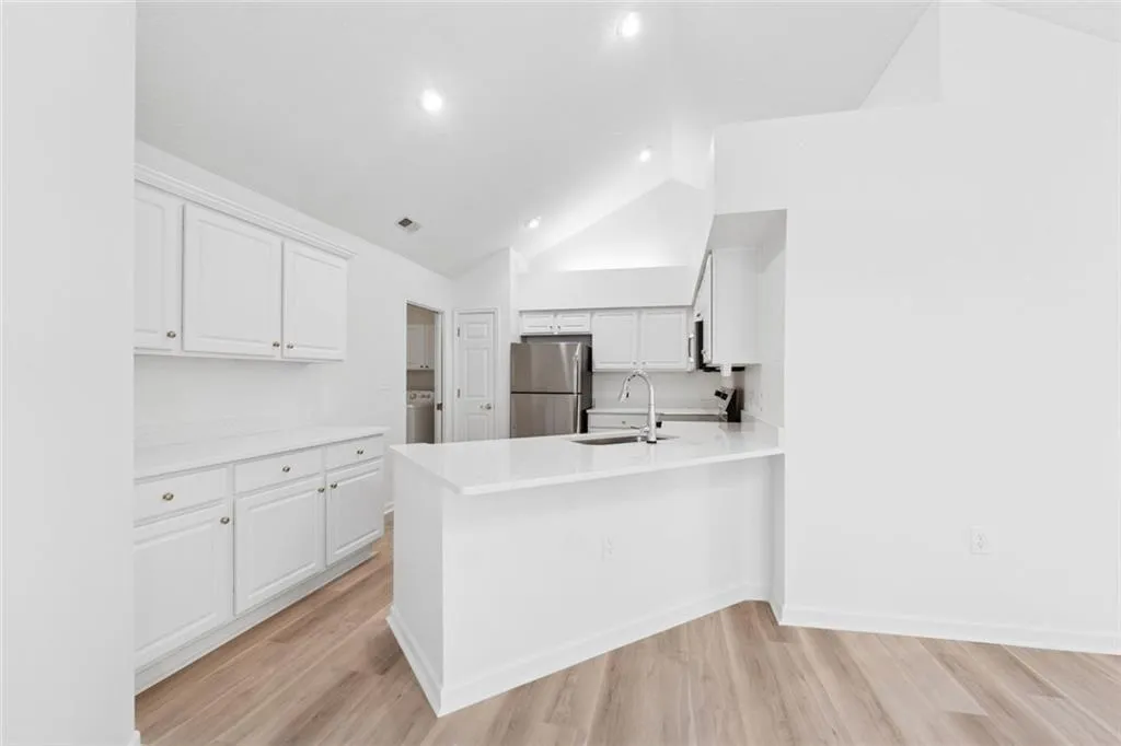 Alpharetta, Georgia 30022, United States, 3 Bedrooms Bedrooms, ,2 BathroomsBathrooms,Residential,Pending,180497