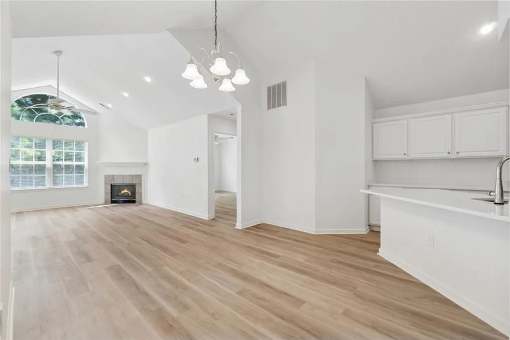 Alpharetta, Georgia 30022, United States, 3 Bedrooms Bedrooms, ,2 BathroomsBathrooms,Residential,Pending,180497