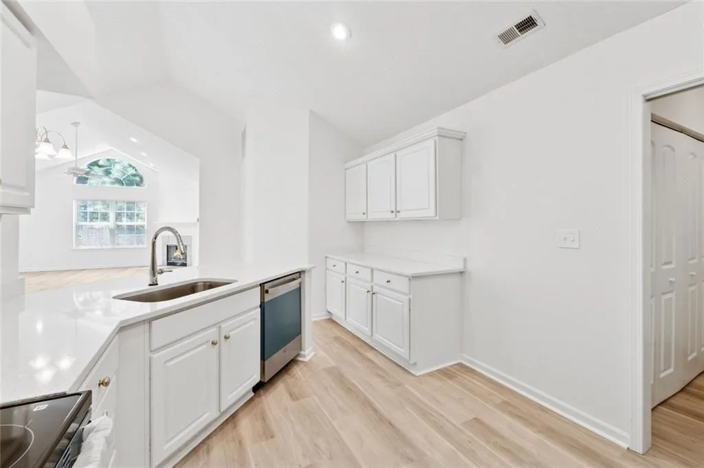 Alpharetta, Georgia 30022, United States, 3 Bedrooms Bedrooms, ,2 BathroomsBathrooms,Residential,Pending,180497