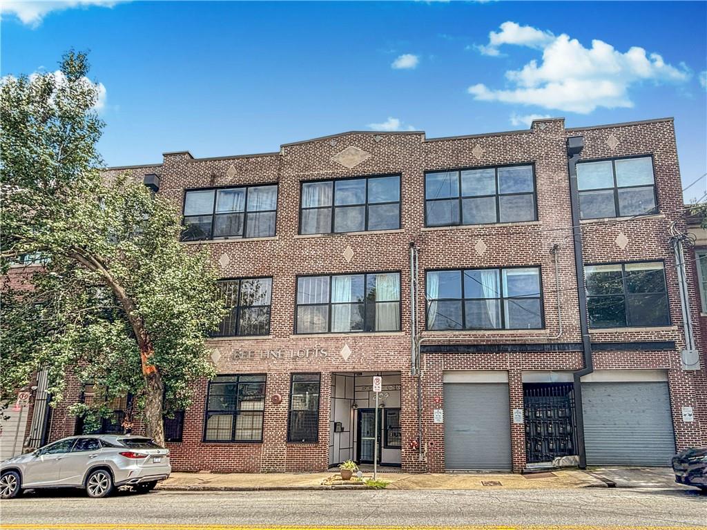 This is a beautiful Condo just down the street from Mercedes Benz Stadium! This second floor unit with elevator access has super high ceilings with beautiful exposed wood, the kitchen has stainless steal appliances, a gas stove for your inner chef, and all the cabinetry you need. The exposed brick in bedroom gives so much character, and theres a huge walk in closet. The beautiful bathroom boasts a large soaker tub and separate shower. Add the in unit laundry and this unit has everything you need. View the virtual tour below!
Resident Benefit Package included. Check out our 5-Star Reviews on Google. Rent quoted reflects discount for on time payment, ask for details.