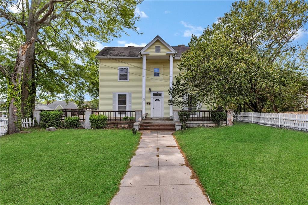 SPECIAL: ONE MONTH FREE. Less than one mile from Mercer University. Can be furnished. One bedroom, living room, bathroom, kitchen and laundry room equipped with brand new washer and dryer. Kitchen comes with fridge, cook top, microwave.
There are 4 separate units. This one is ready for you.
Must make 3X the rent with no eviction history