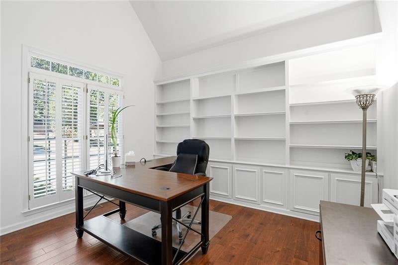1032 Chippendale Trail SW