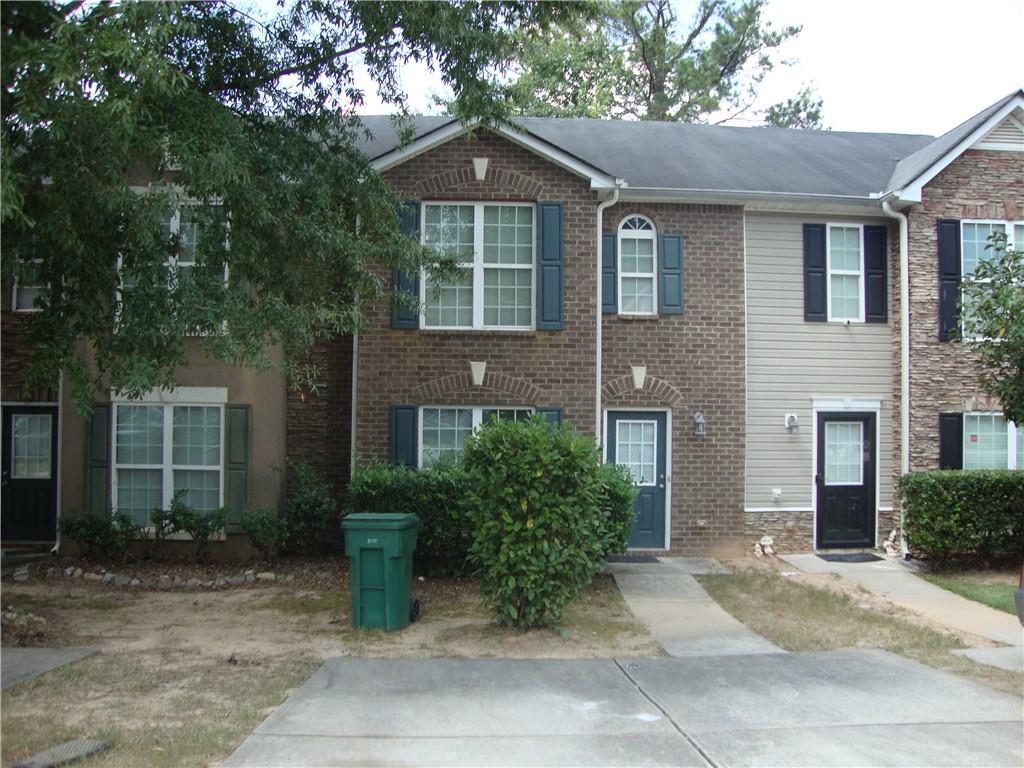 This charming 3-bedroom, 2.5-bathroom townhouse blends comfort and practicality in an effortless way. The thoughtful layout enhances flow and functionality, connecting the spacious living room, cozy dining area, and a well-equipped kitchen ideal for everyday living and entertaining. Upstairs, each bedroom provides ample space for rest and rejuvenation, with the primary suite offering a private ensuite to make mornings smooth and evenings serene.
Whether you're looking to personalize or simply settle in, this well-maintained home is a wonderful canvas ready for your vision. Conveniently located near shops, dining, and other essentials, it offers both accessibility and charm. Don't miss the opportunity to make it your own—schedule a tour today and start imagining the possibilities.