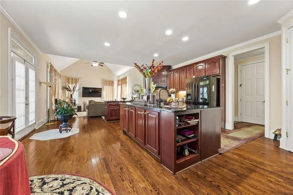 Atlanta, Georgia 30331, United States, 5 Bedrooms Bedrooms, ,4 BathroomsBathrooms,Residential,Pending,209910