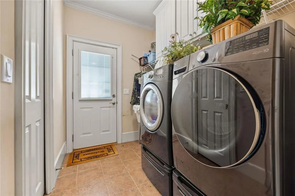 Atlanta, Georgia 30331, United States, 5 Bedrooms Bedrooms, ,4 BathroomsBathrooms,Residential,Pending,209910