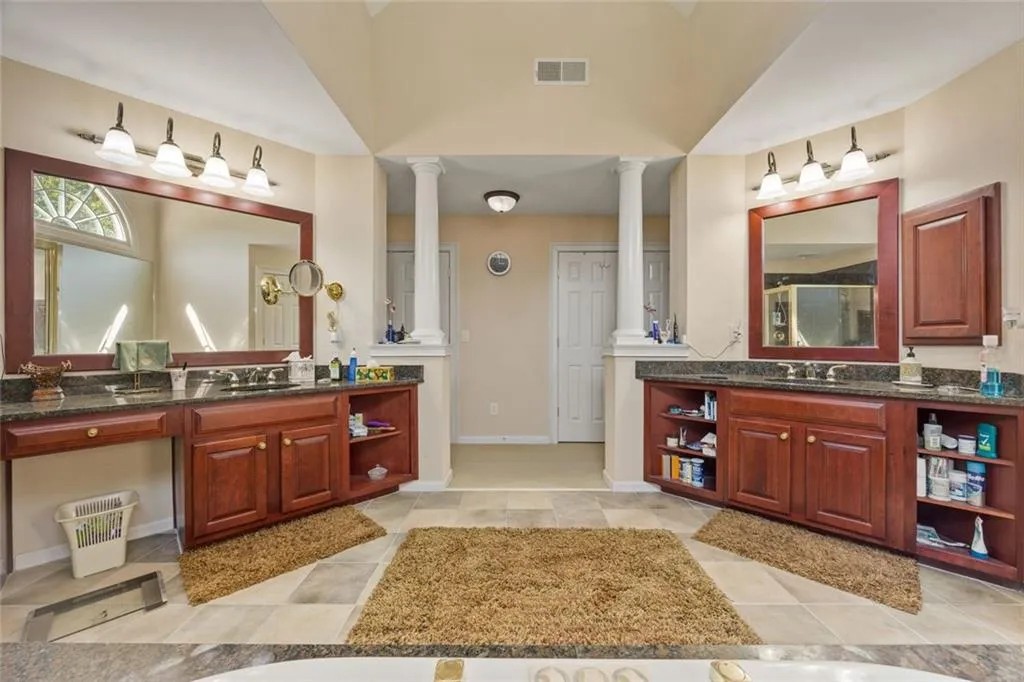 Atlanta, Georgia 30331, United States, 5 Bedrooms Bedrooms, ,4 BathroomsBathrooms,Residential,Pending,209910