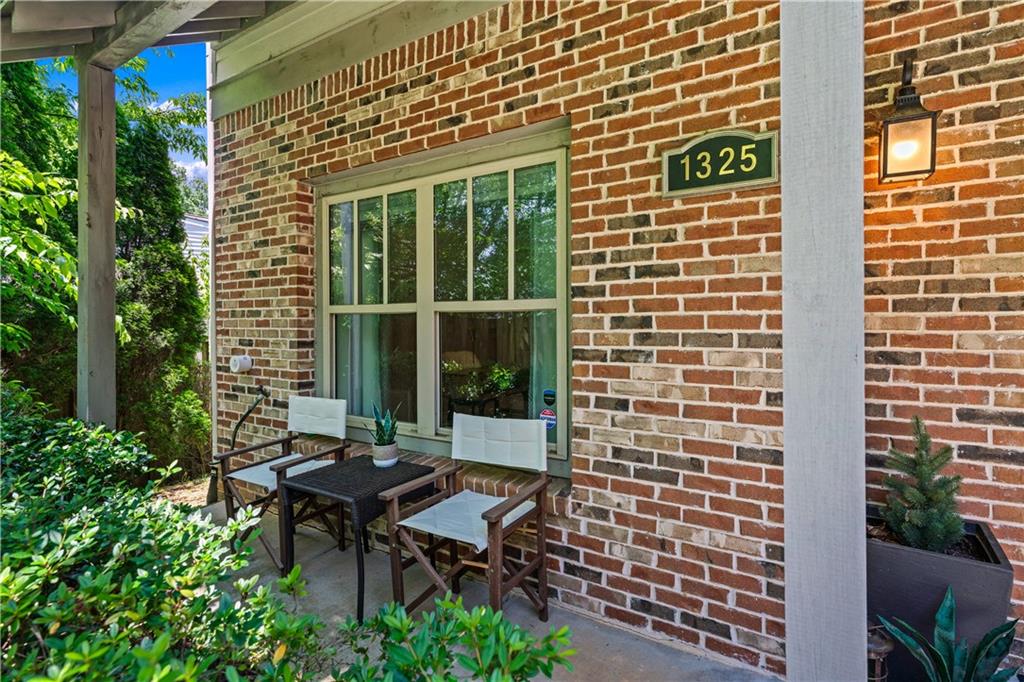 1325 Oakview Road