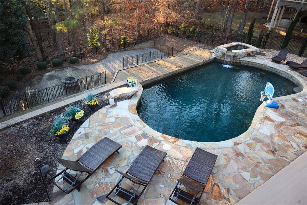 523 Waterside Ct Court