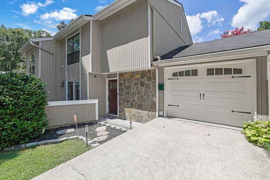 2312 Colonial Drive NE