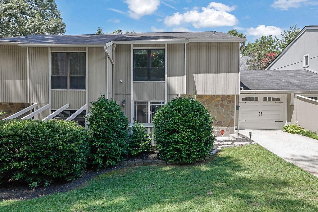 2312 Colonial Drive NE