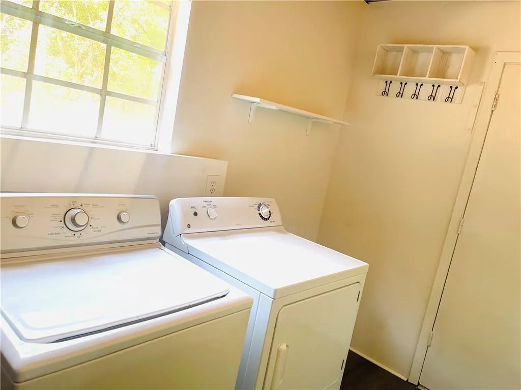 Alpharetta, Georgia 30022, United States, 3 Bedrooms Bedrooms, ,2 BathroomsBathrooms,Residential,Active,46088