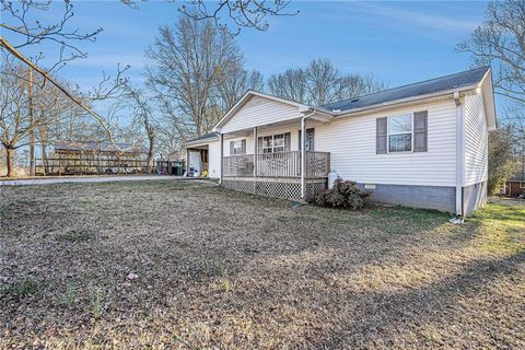 145 Goldust Avenue Clarkesville GA 30523