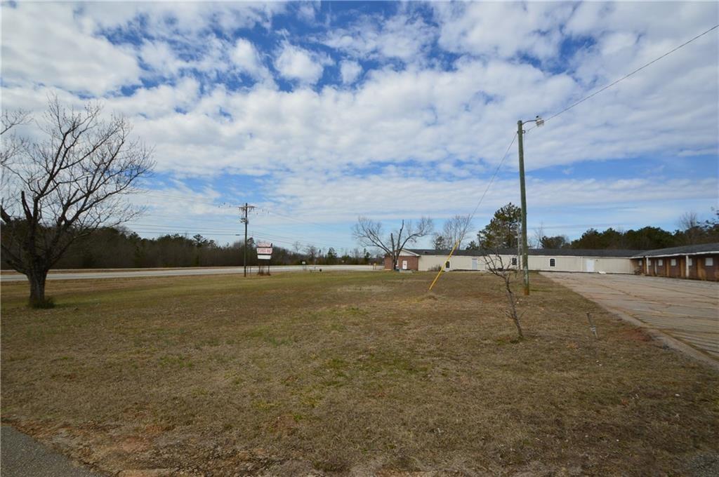 Private quiet setting, new appliances, laminated floor, private deck, near many amenities, close to tanger outlet, close to UGA Athens and many retail and industries, right price to rent, will not last long, text or call to make an appointment