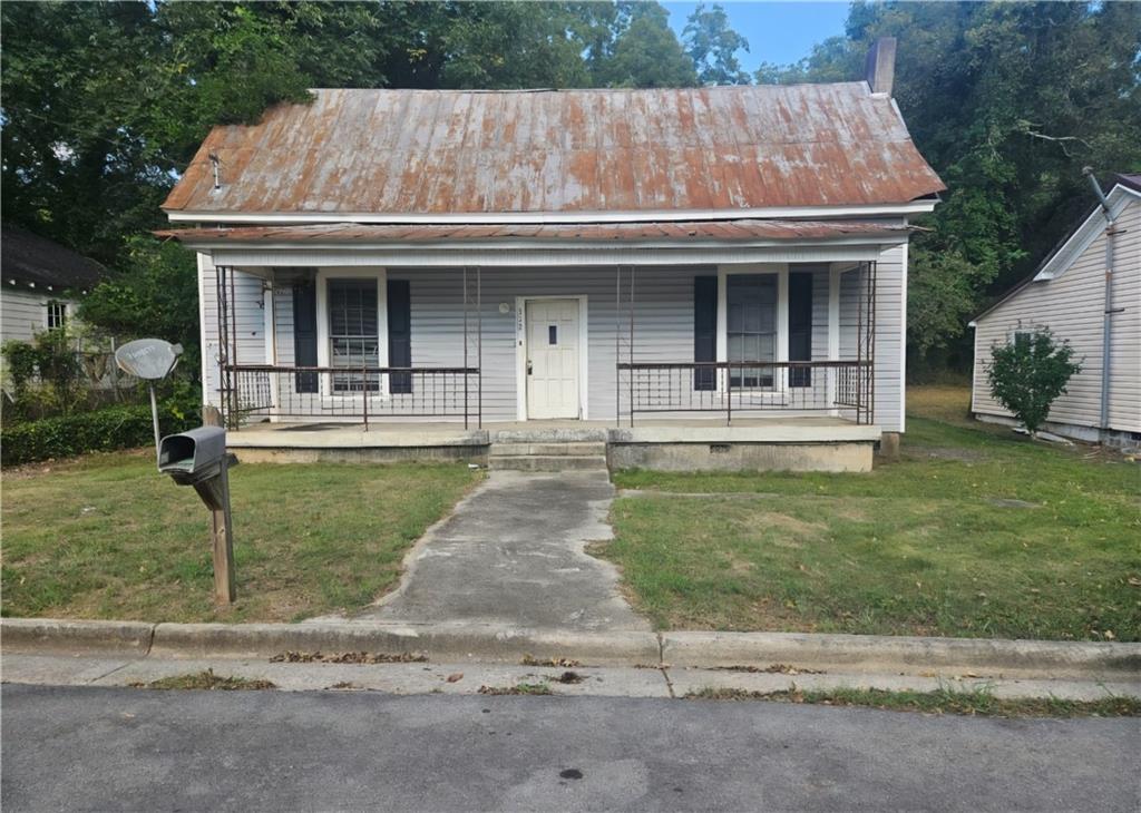 This 1,356 sq ft investment property at 312 Perkins St presents an excellent opportunity for investors. Located in a desirable neighborhood in Rome, GA. The home boasts a solid structure with room for upgrades or cosmetic improvements, making it ideal for flipping or long-term rental. Its proximity to schools, shopping, and major highways enhances its appeal to prospective tenants or buyers. Don't miss out on this promising investment! Sold AS IS.