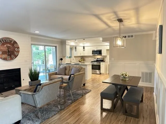 Smyrna, Georgia 30080, United States, 2 Bedrooms Bedrooms, ,2 BathroomsBathrooms,Residential,Active,94818