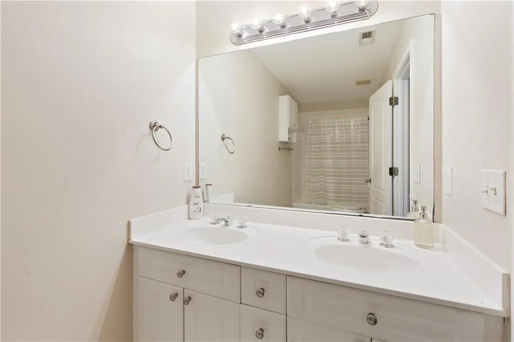 Roswell, Georgia 30076, United States, 2 Bedrooms Bedrooms, ,3 BathroomsBathrooms,Residential,Active,142452