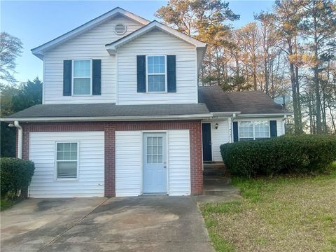 Homes For Sale - 8973 Jimmy Lee Circle<br/> Jonesboro, GA 30238