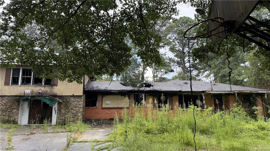Investor Special! This fire-damaged property presents a prime opportunity for a complete rebuild. Ideal for investors or flippers—cash only. Previously configured as four separate rental units, the home offers strong income potential once restored. Situated on a large corner lot near the airport, with easy access to shopping, dining, and major highways. The spacious backyard provides ample room for future expansion or outdoor amenities.