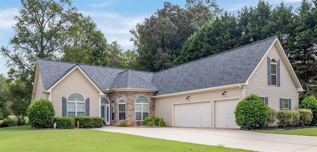 Step into this spacious 3-bedroom, 2- bathroom ranch home in the
Jefferson City School District. The home features a large master bedroom
and master bath. The kitchen has quartz countertops and a large island.
The home has 10+ foot ceilings throughout. There is a 3-car garage with
almost 400 sq. ft flex space/bonus room above it. A cozy fireplace in the
family room with gas logs. The front yard is beautifully landscaped and
there is an irrigation system for the entire property. The back yard has an
oversized covered patio for private outside enjoyment. This community has
a wonderful pool and tennis center! Whether you are a family or empty
nester, this ranch home has everything you need! Don’t miss the
opportunity to make this your new Home!
Seller is offering $5000 towards closing cost or new carpet allowance.