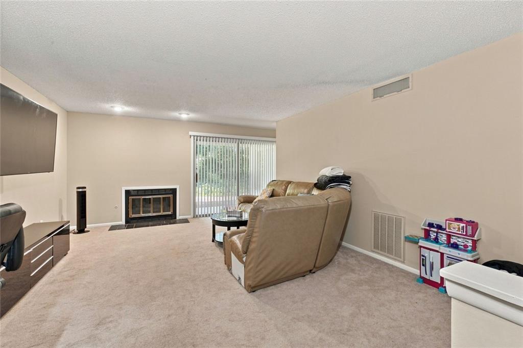 27 Little Silver Court SE