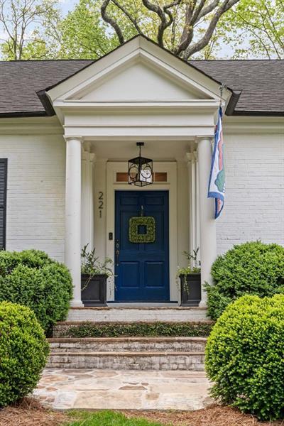 221 Robin Hood Road NE