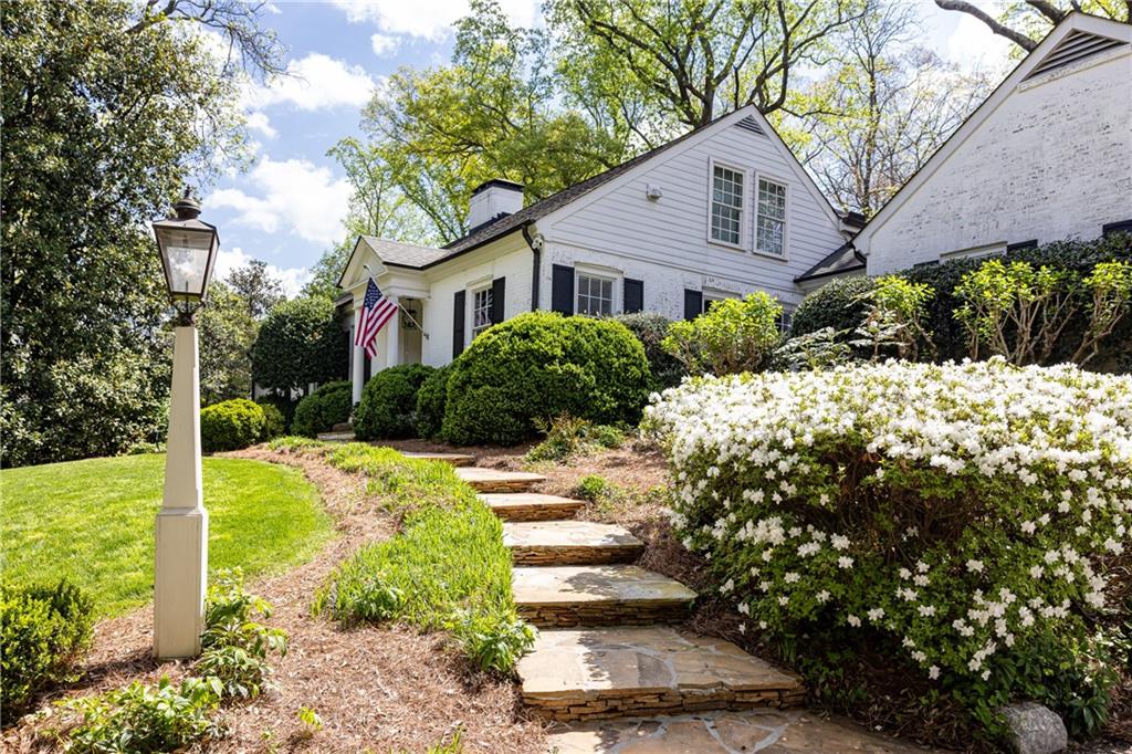 221 Robin Hood Road NE