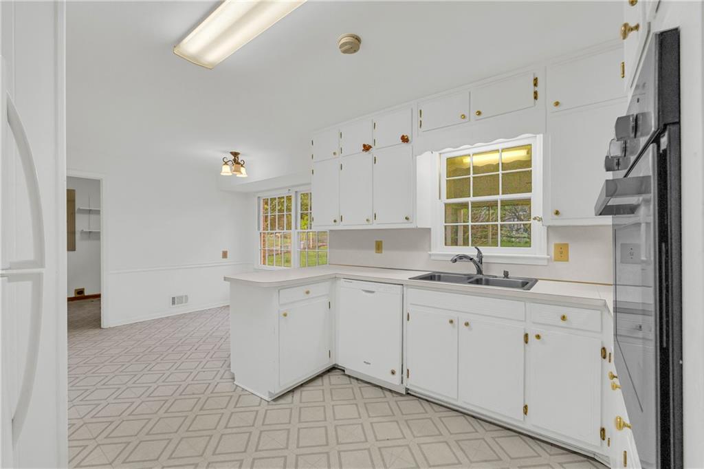 2027 Kensington High Street, Lilburn, Georgia image 12