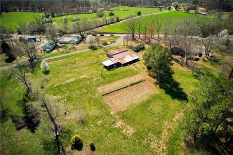 A home in Dawsonville