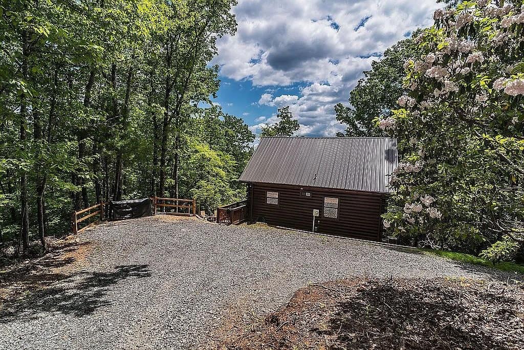 137 Ascherman Court, Blue Ridge, Georgia image 3