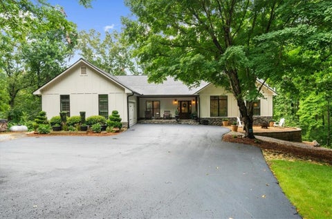 Homes For Sale - 9040 Walnut Cove Court<br/> Gainesville, GA 30506