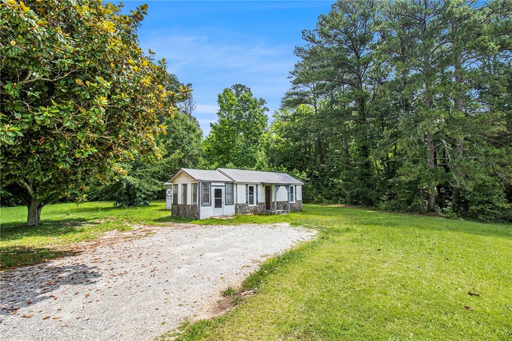 Great Starter Home in Conyers!
Cozy 2 bed, 1 bath home perfect for first-time buyers or investors. Located minutes from Olde Town Conyers, with easy access to shops, dining, and I-20. Solid layout, spacious yard, and great potential in a growing area.